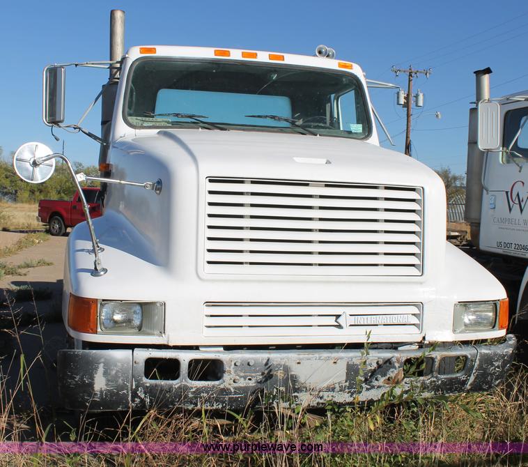 image for item G5849 1991 International 8200 semi truck