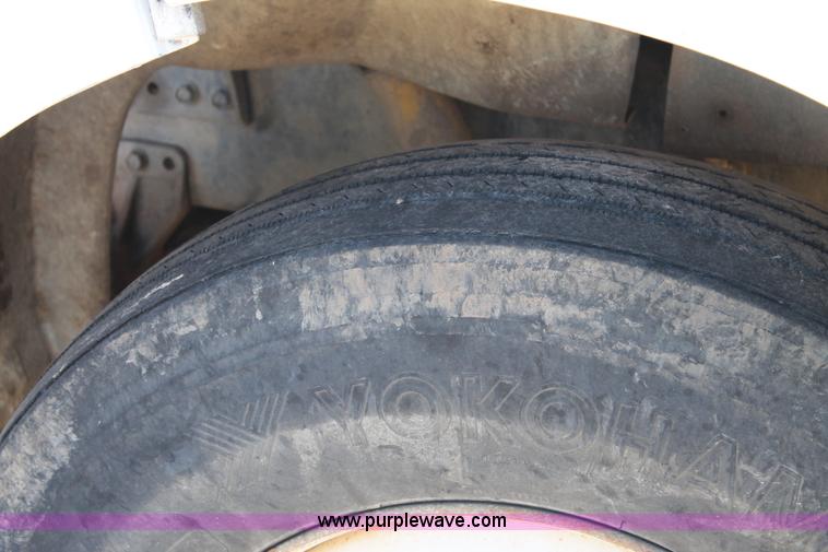 image for item G5849 1991 International 8200 semi truck