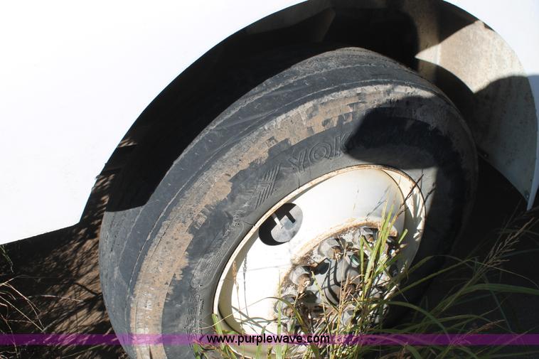 image for item G5849 1991 International 8200 semi truck