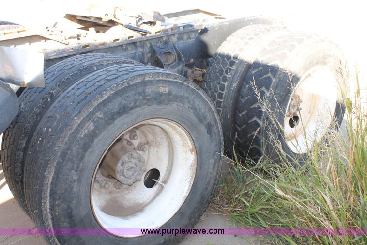 image for item G5849 1991 International 8200 semi truck