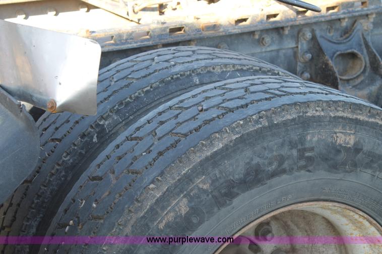 image for item G5849 1991 International 8200 semi truck