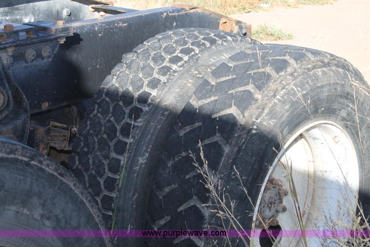 image for item G5849 1991 International 8200 semi truck