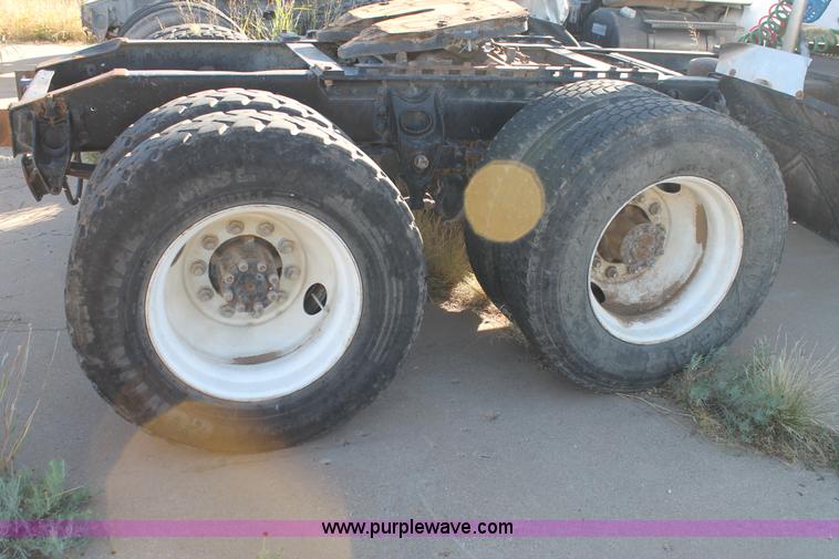 image for item G5849 1991 International 8200 semi truck