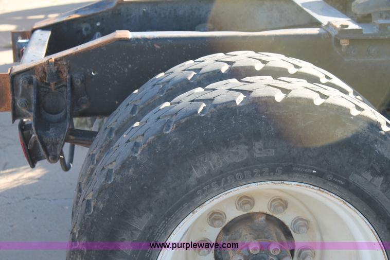 image for item G5849 1991 International 8200 semi truck