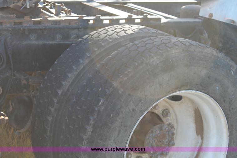 image for item G5849 1991 International 8200 semi truck