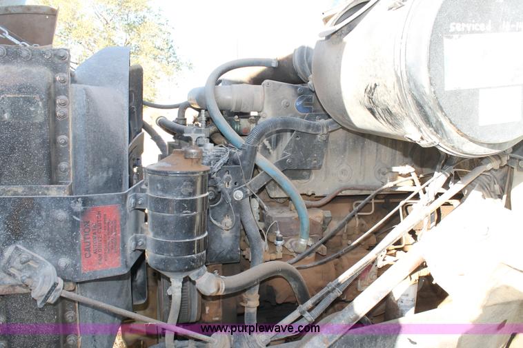 image for item G5849 1991 International 8200 semi truck