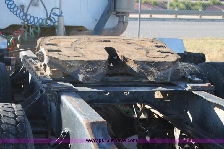 image for item G5849 1991 International 8200 semi truck