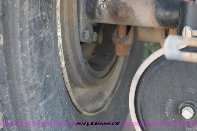 image for item G5849 1991 International 8200 semi truck