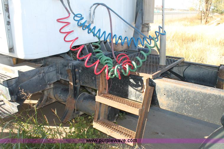 image for item G5849 1991 International 8200 semi truck