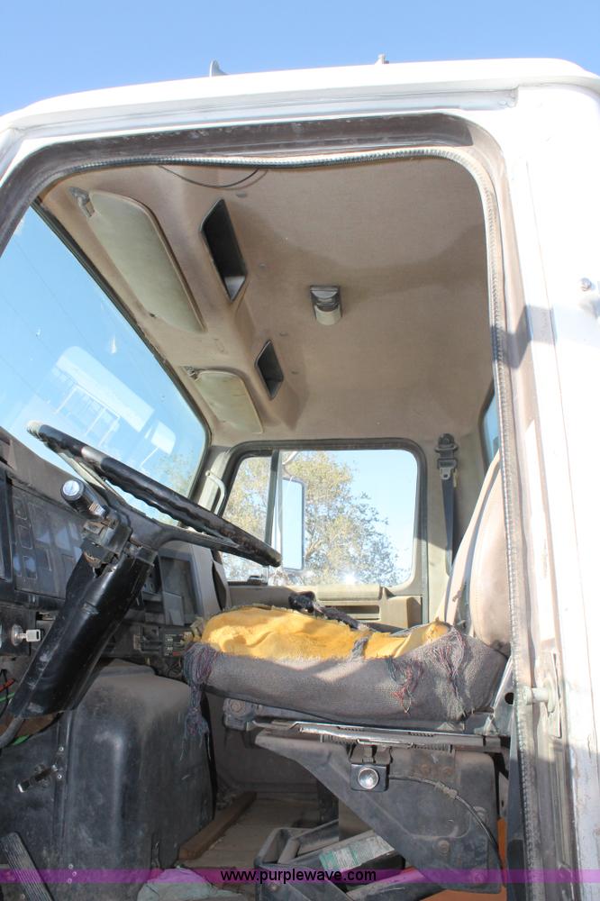 image for item G5849 1991 International 8200 semi truck