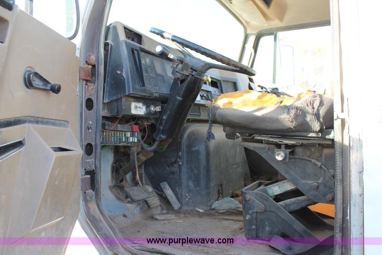 image for item G5849 1991 International 8200 semi truck