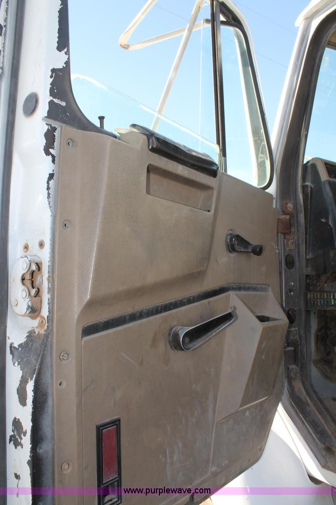 image for item G5849 1991 International 8200 semi truck