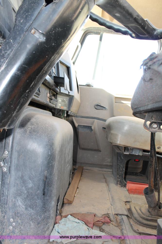 image for item G5849 1991 International 8200 semi truck