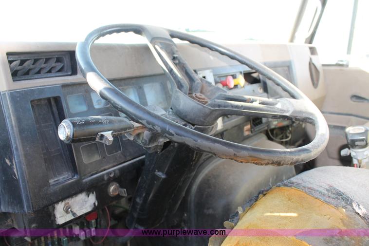 image for item G5849 1991 International 8200 semi truck