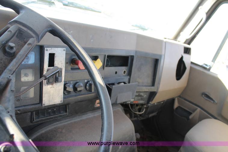 image for item G5849 1991 International 8200 semi truck