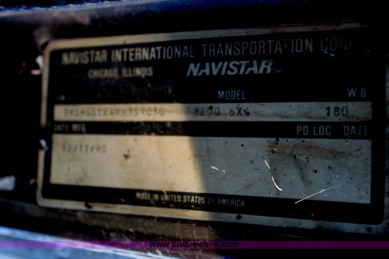 image for item G5849 1991 International 8200 semi truck