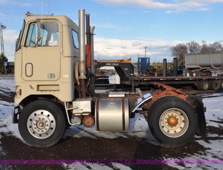 image for item G6213 1975 Mack Cruise Liner semi truck