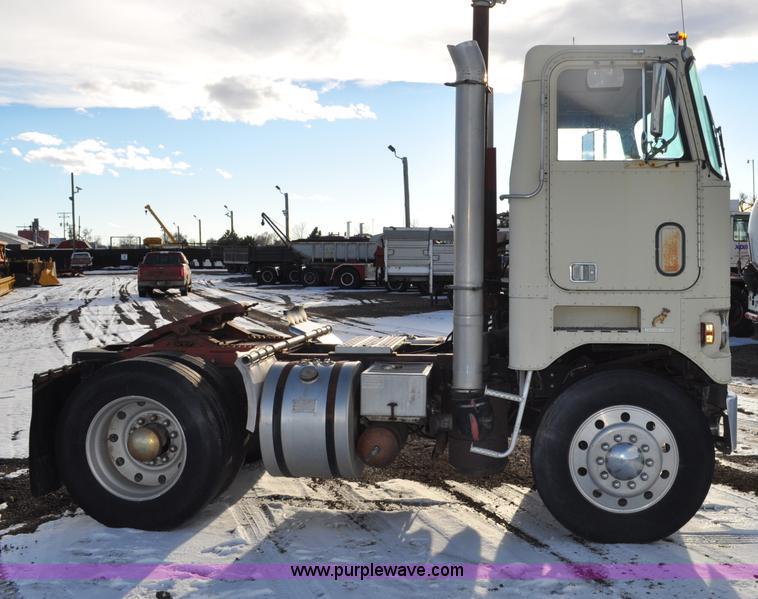 image for item G6213 1975 Mack Cruise Liner semi truck
