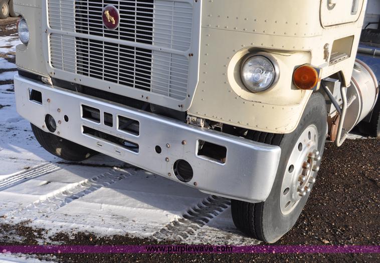 image for item G6213 1975 Mack Cruise Liner semi truck