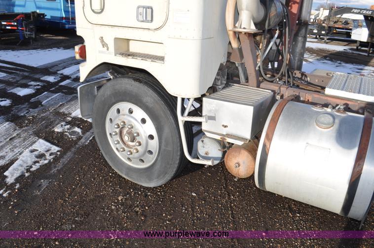 image for item G6213 1975 Mack Cruise Liner semi truck