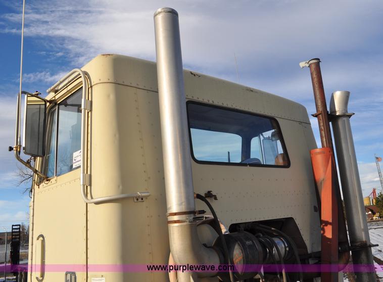 image for item G6213 1975 Mack Cruise Liner semi truck