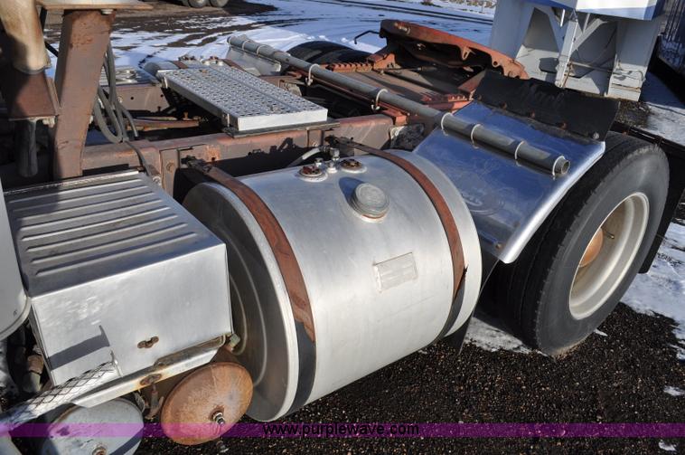 image for item G6213 1975 Mack Cruise Liner semi truck