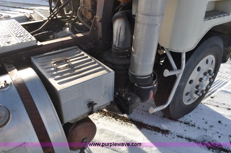 image for item G6213 1975 Mack Cruise Liner semi truck