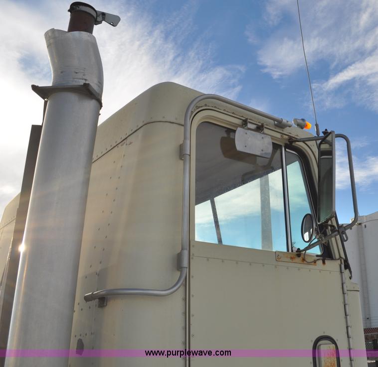 image for item G6213 1975 Mack Cruise Liner semi truck