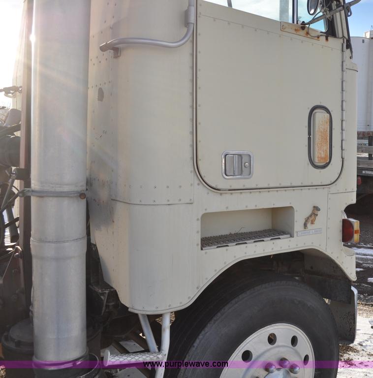 image for item G6213 1975 Mack Cruise Liner semi truck