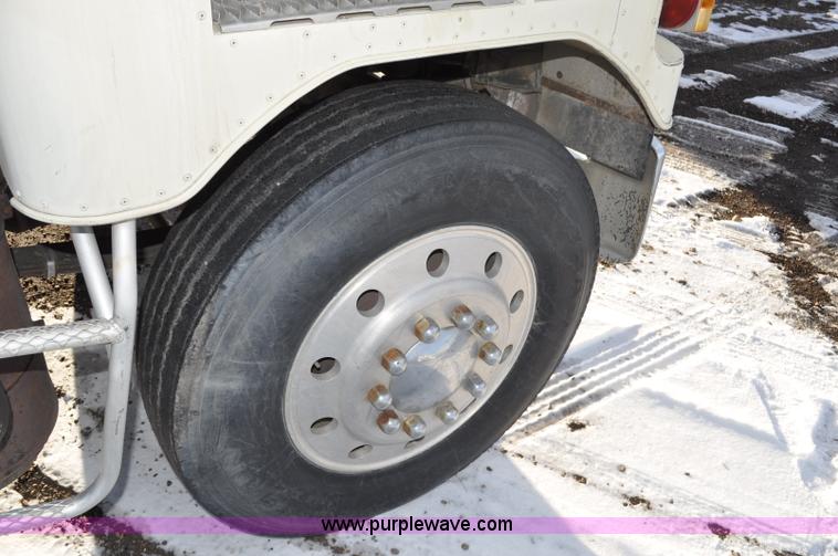 image for item G6213 1975 Mack Cruise Liner semi truck