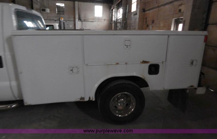 image for item H3918 2000 Ford F350 utility truck