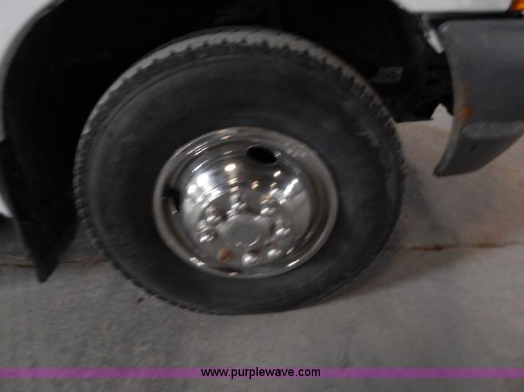 image for item H3918 2000 Ford F350 utility truck