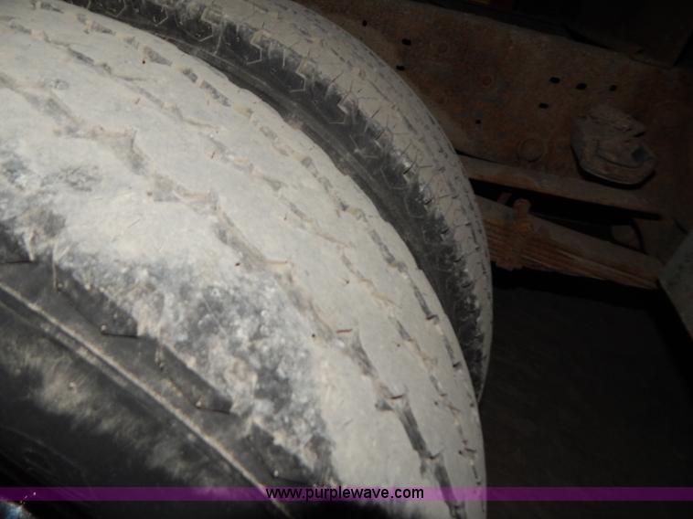 image for item H3918 2000 Ford F350 utility truck