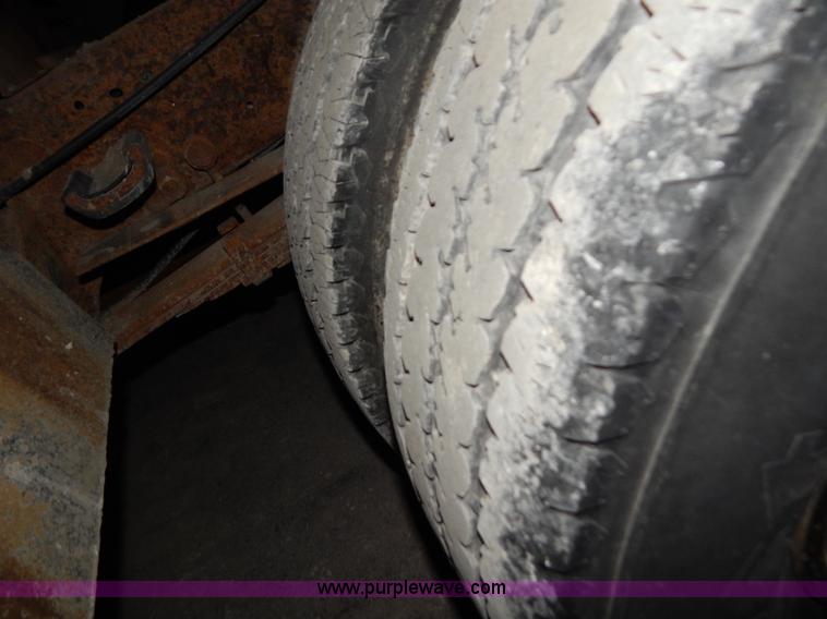 image for item H3918 2000 Ford F350 utility truck