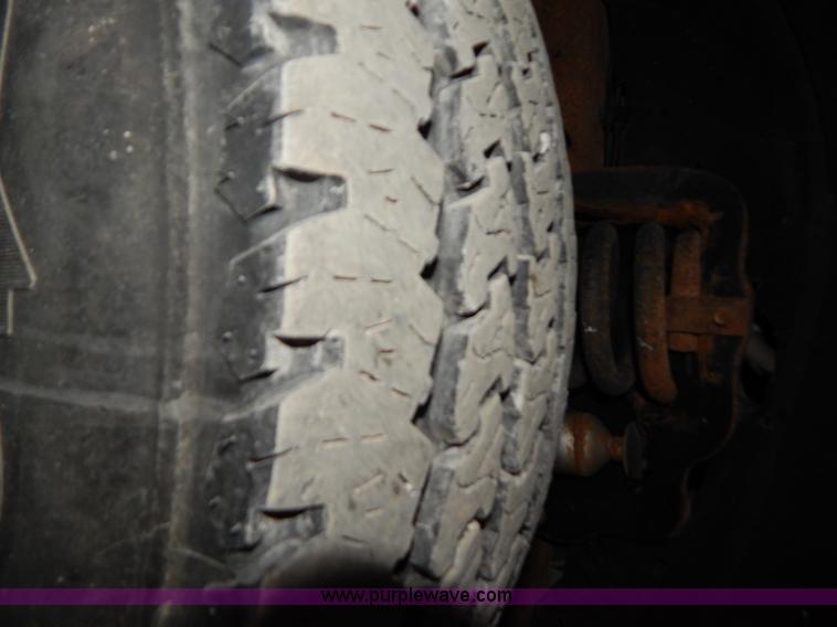 image for item H3918 2000 Ford F350 utility truck