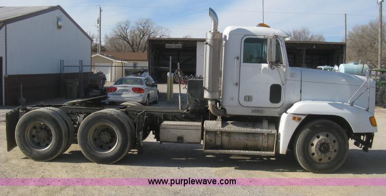image for item H4273 1997 Freightliner FLD semi truck