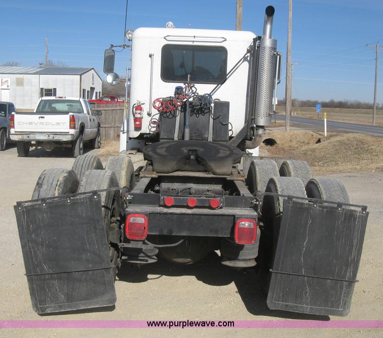 image for item H4273 1997 Freightliner FLD semi truck