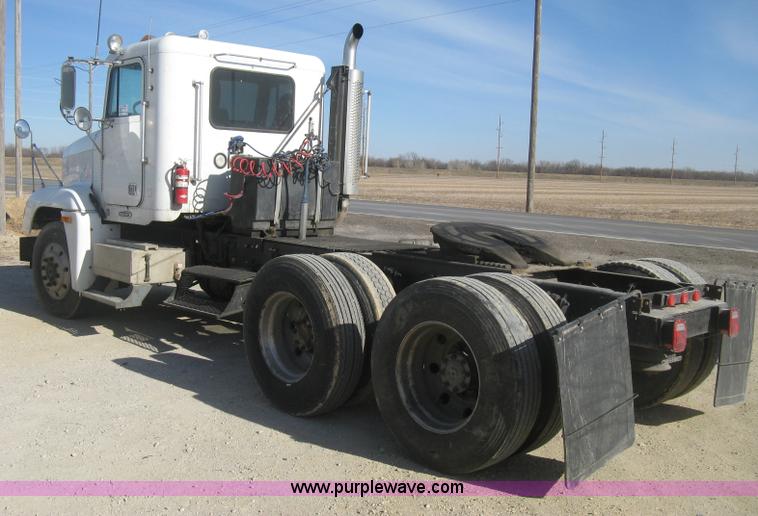 image for item H4273 1997 Freightliner FLD semi truck