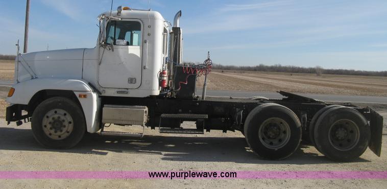 image for item H4273 1997 Freightliner FLD semi truck
