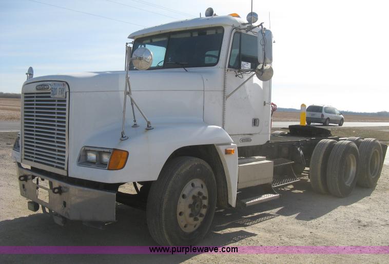 image for item H4273 1997 Freightliner FLD semi truck