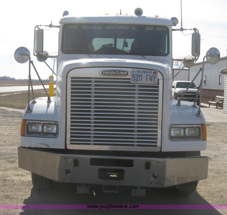 image for item H4273 1997 Freightliner FLD semi truck