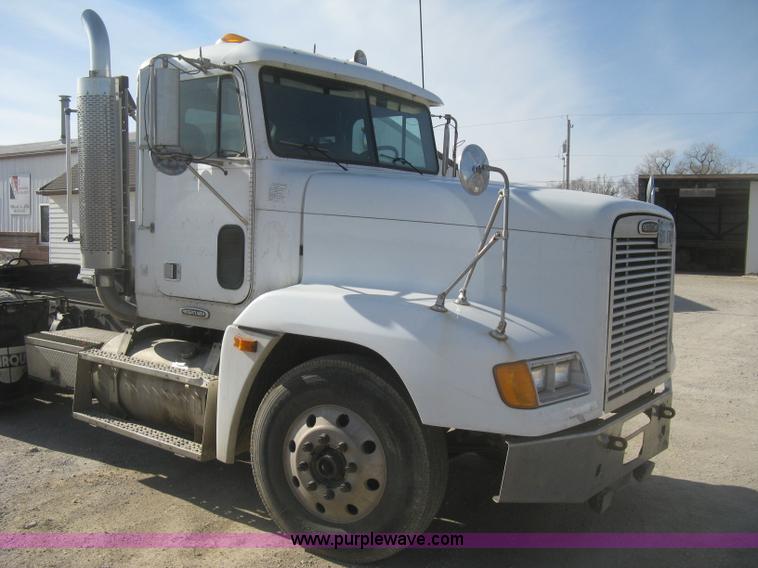image for item H4273 1997 Freightliner FLD semi truck