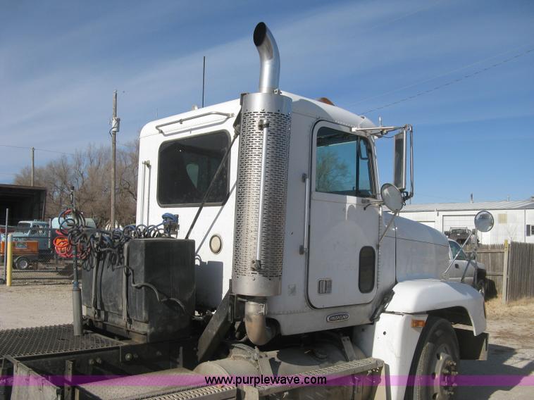 image for item H4273 1997 Freightliner FLD semi truck