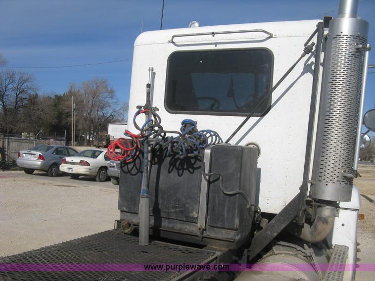 image for item H4273 1997 Freightliner FLD semi truck