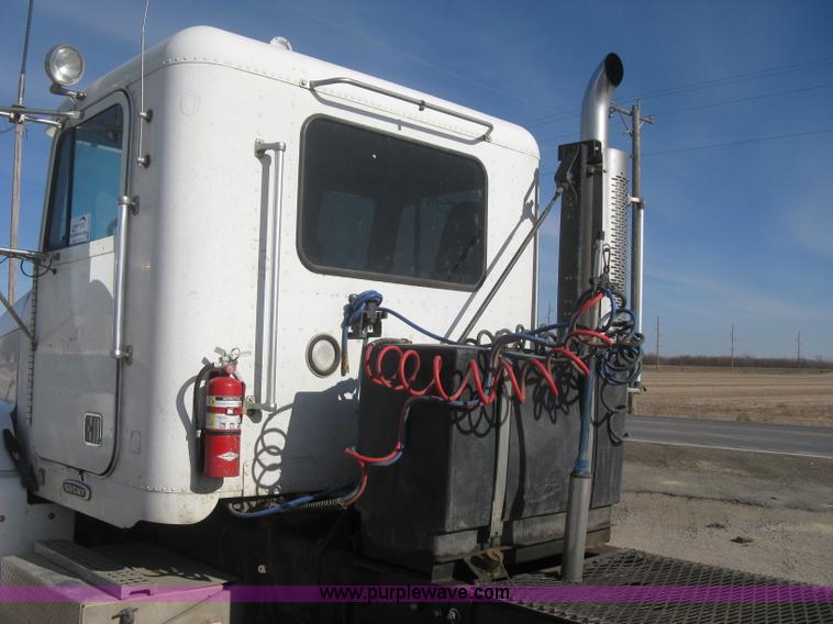 image for item H4273 1997 Freightliner FLD semi truck