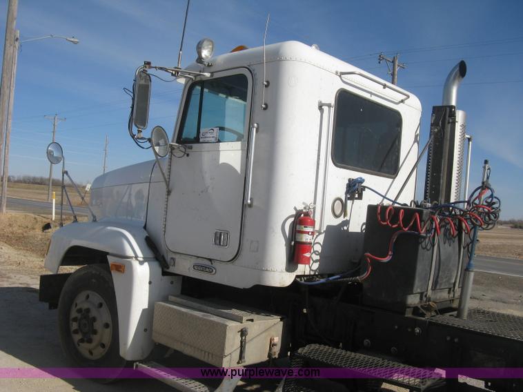 image for item H4273 1997 Freightliner FLD semi truck