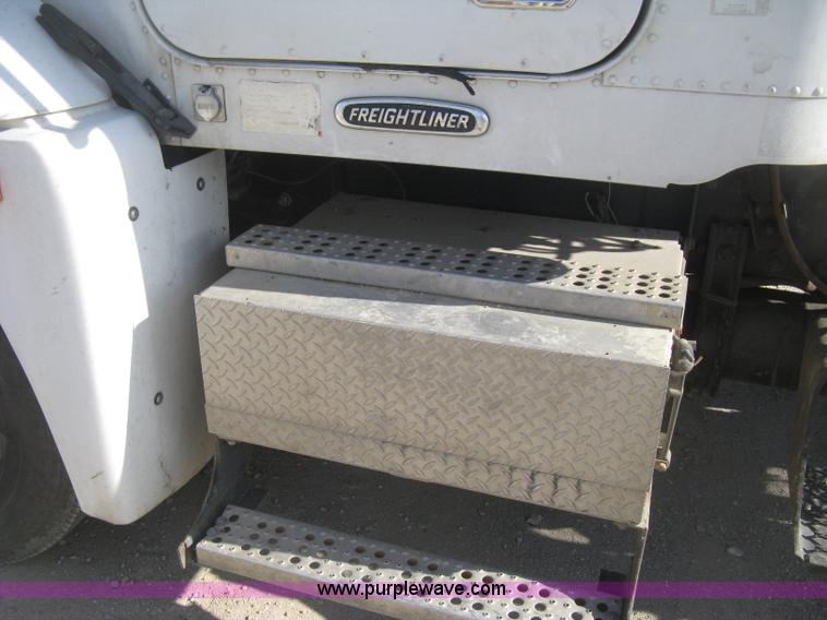 image for item H4273 1997 Freightliner FLD semi truck