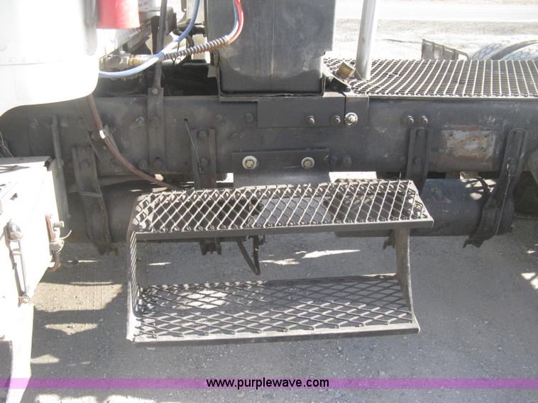 image for item H4273 1997 Freightliner FLD semi truck