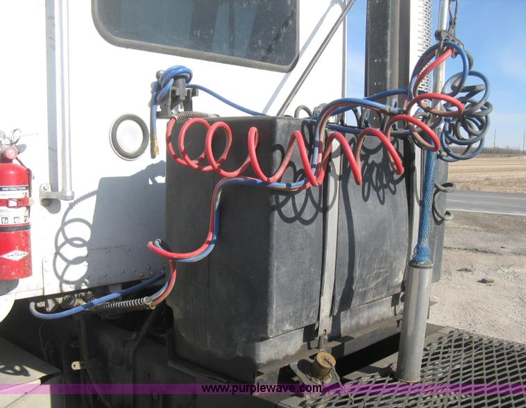 image for item H4273 1997 Freightliner FLD semi truck