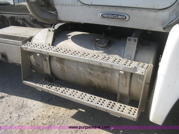 image for item H4273 1997 Freightliner FLD semi truck